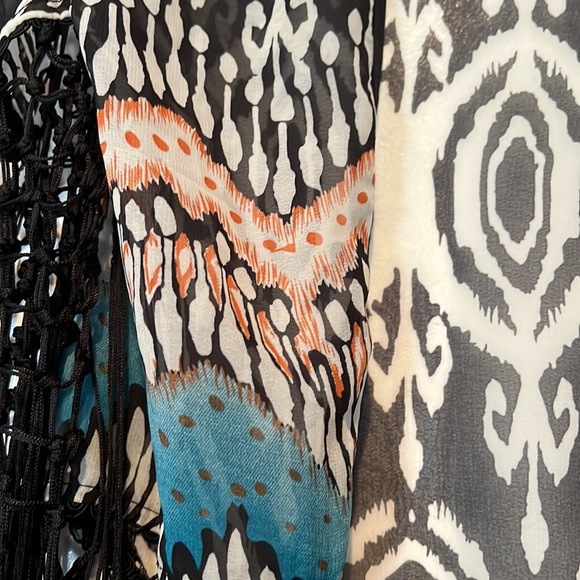 ๐ House of Three - size 6 - shawl with lots of black fringe NWOT ๐ - Picture 3 of 8